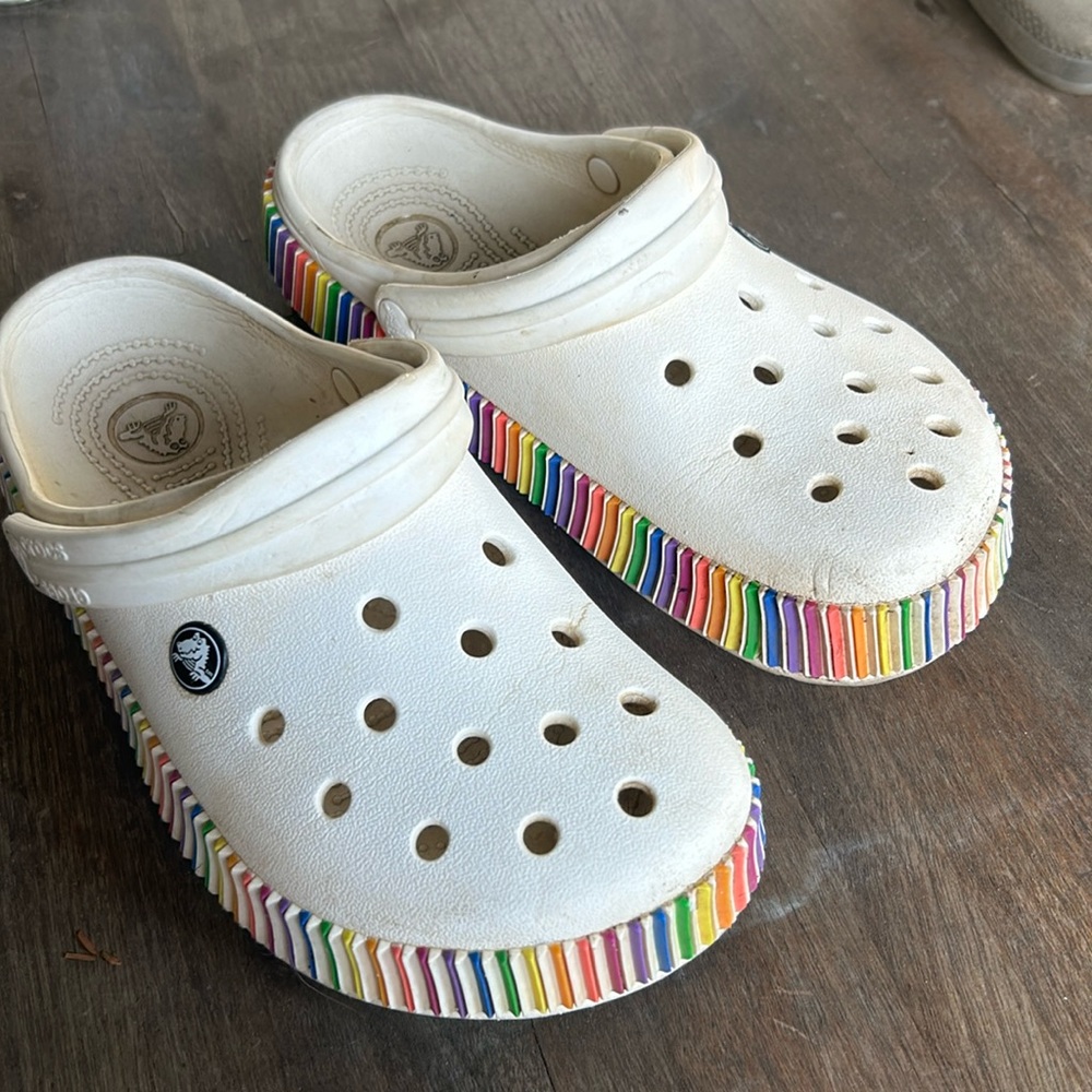 Unisex crocs size M5 W7 shoes